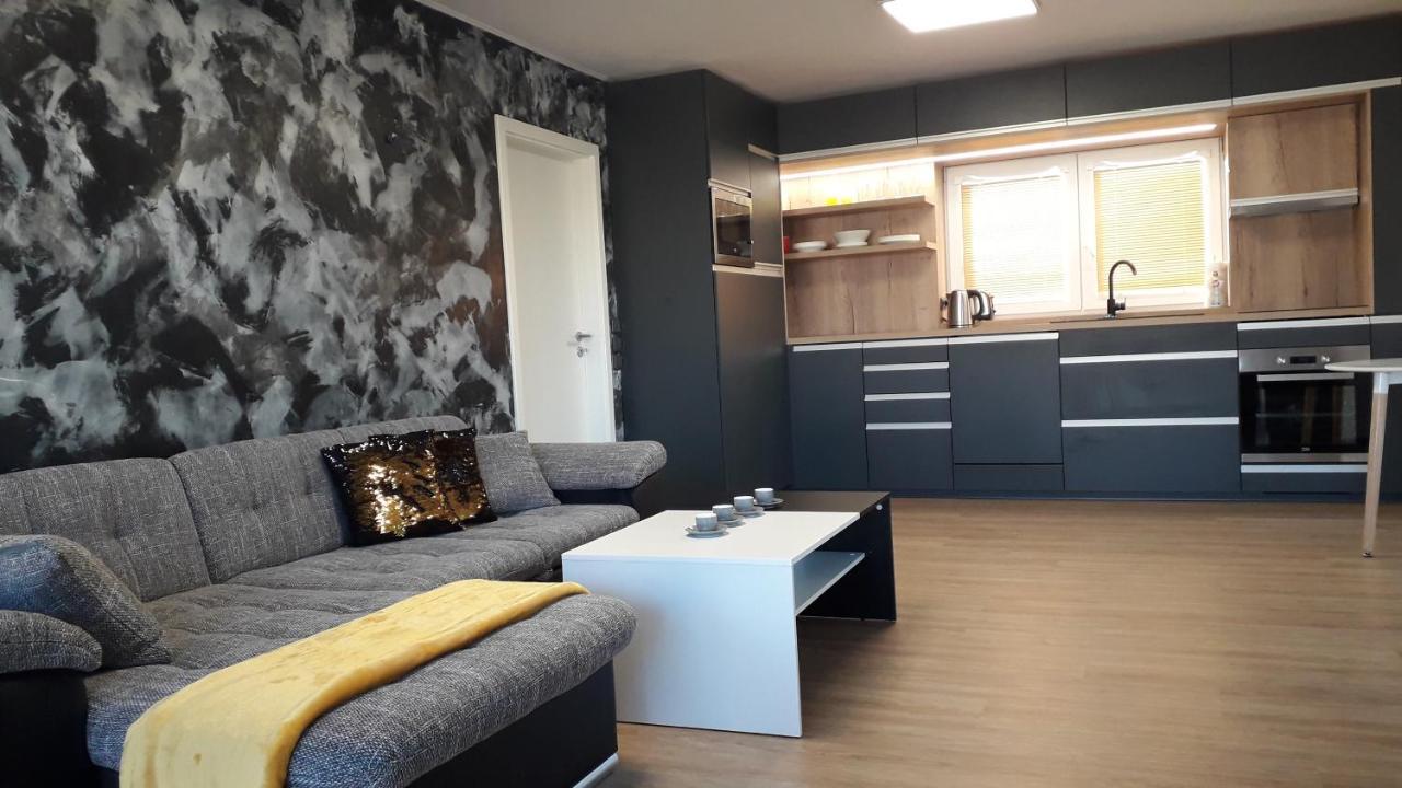 Vila Vekose - Apartman S Terasou A Zahradou Градець-Кралове Екстер'єр фото