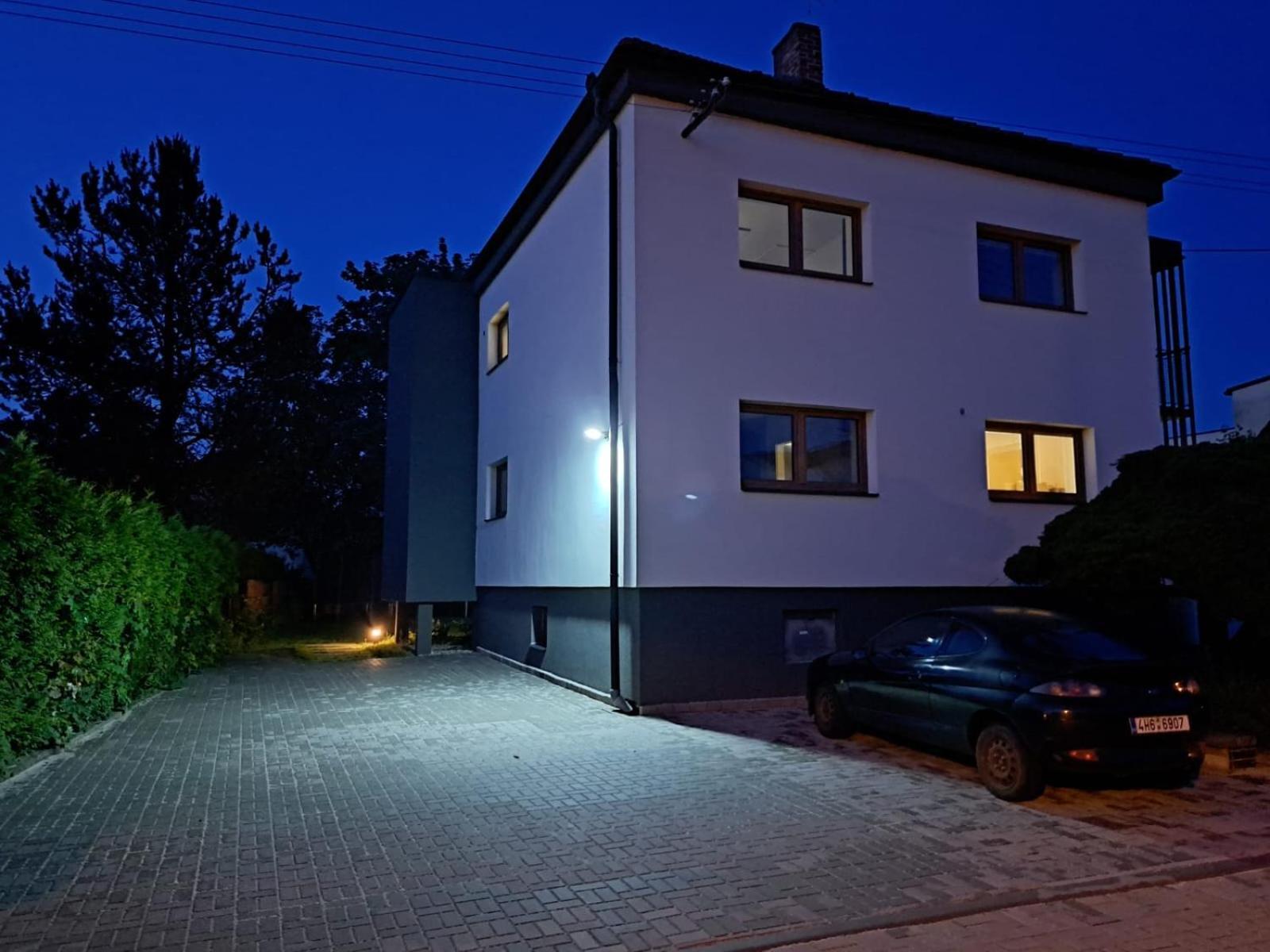 Vila Vekose - Apartman S Terasou A Zahradou Градець-Кралове Екстер'єр фото